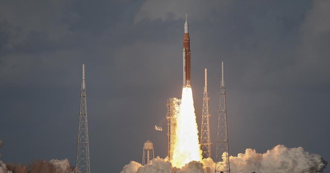 Trump Praises Artemis Astronauts, Says “You’ve Made History” After Historic Moon Mission