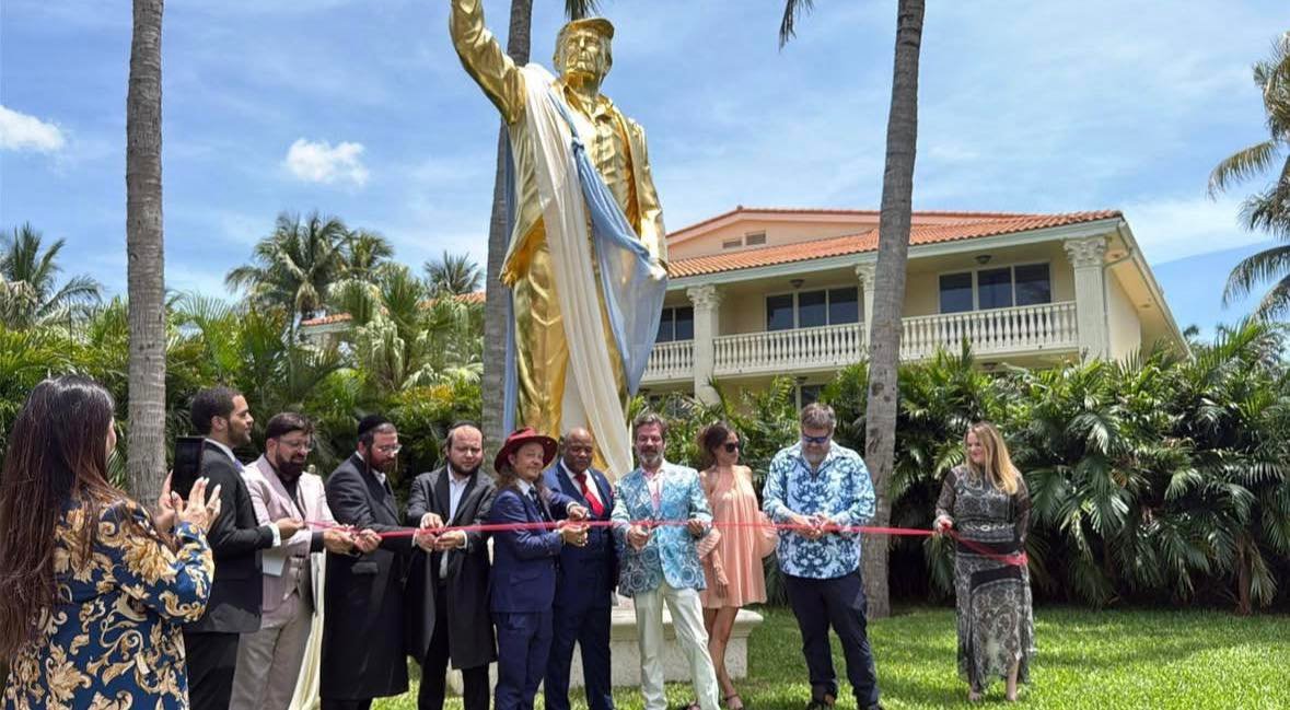 Trump golden statue