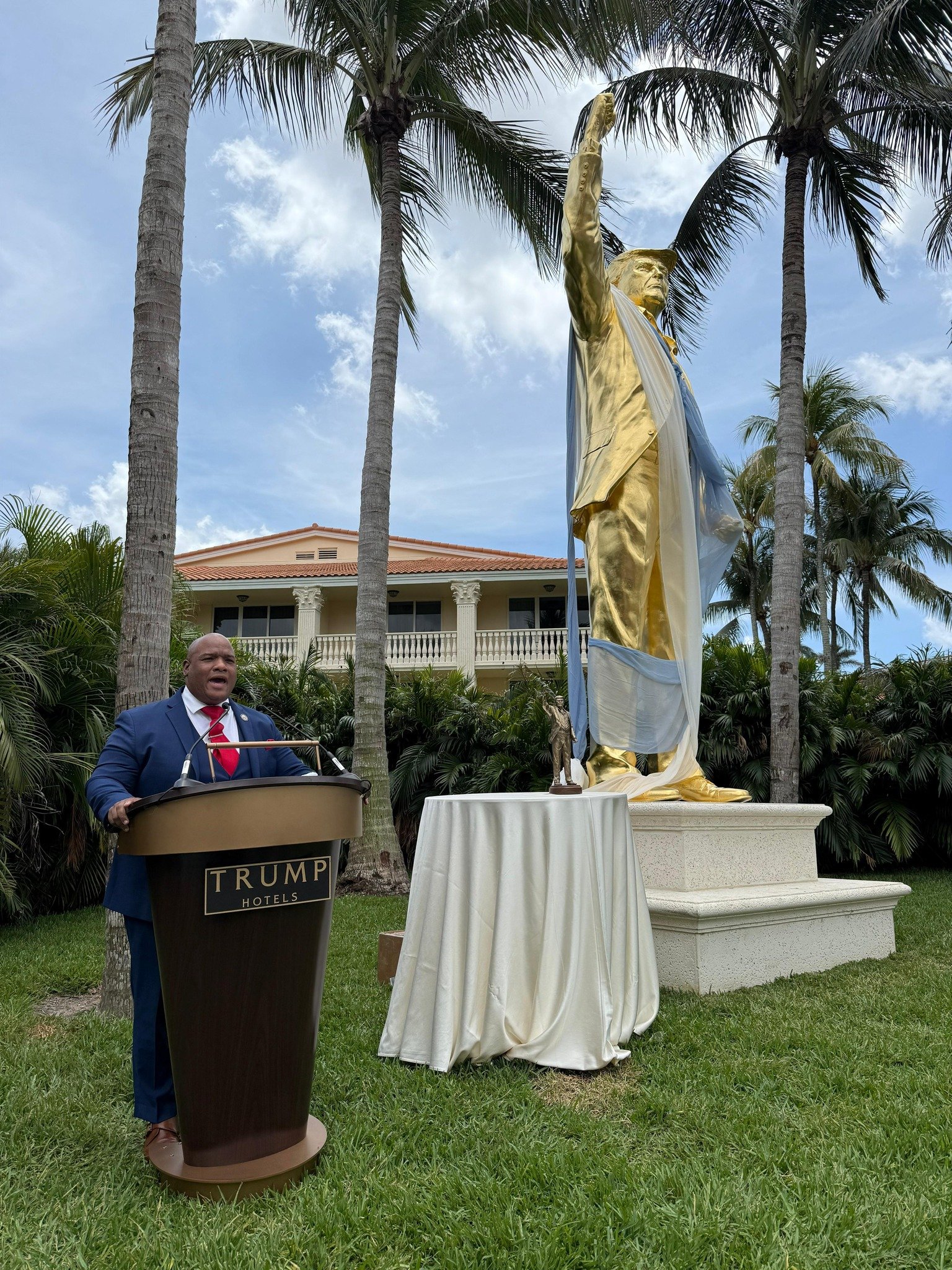 Trump golden statue